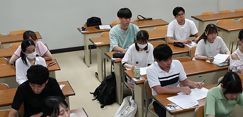 ワークショップに参加する学生たち