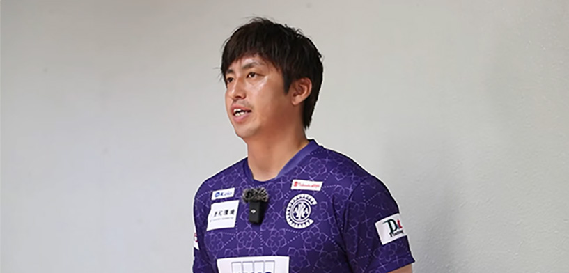 学生に話をするクリアソン新宿の選手